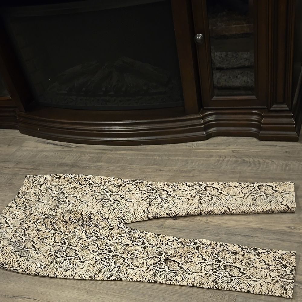 Snakeskin Print Leggings - Picture 5 of 5